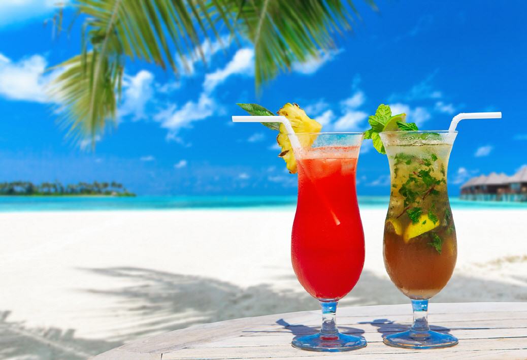 Cocktails am tropischen Strand geniessen