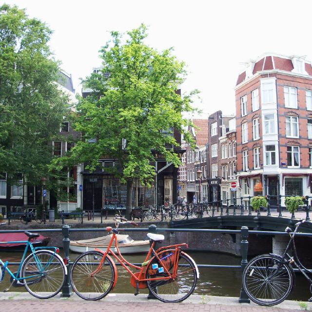Amsterdam auf zwei Rädern entdecken